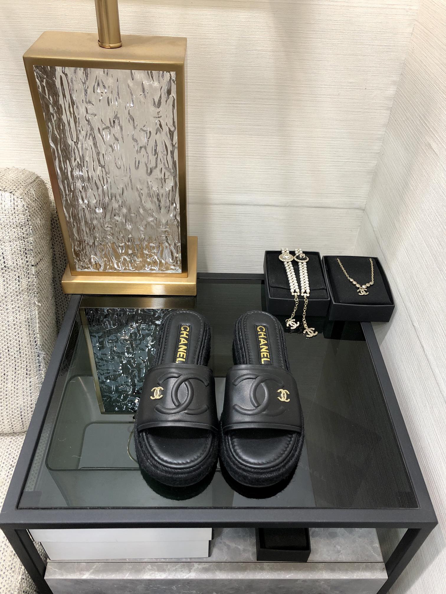 CHANEL 2023 spring and summer latest electric embroidery honey slippers Imported leather outsole