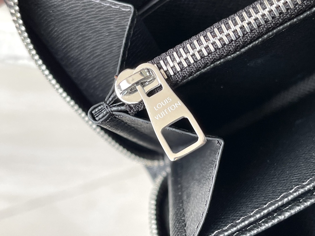 𝐋𝐎𝐔𝐈𝐒 𝐕𝐔𝐈𝐓𝐓𝐎𝐍    N41661