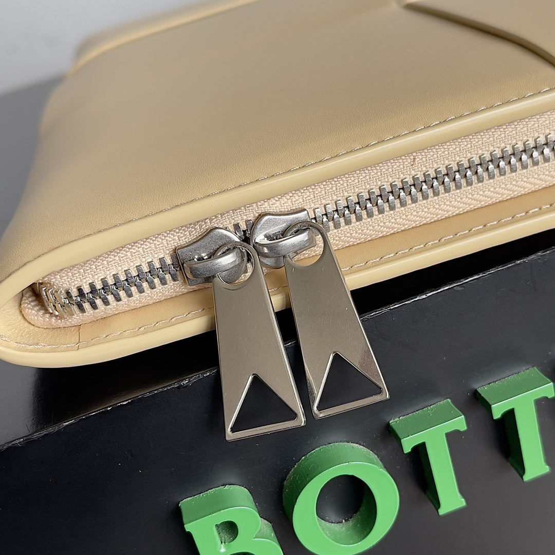 Bottega Veneta bv torte bag in oatmeal large #609175