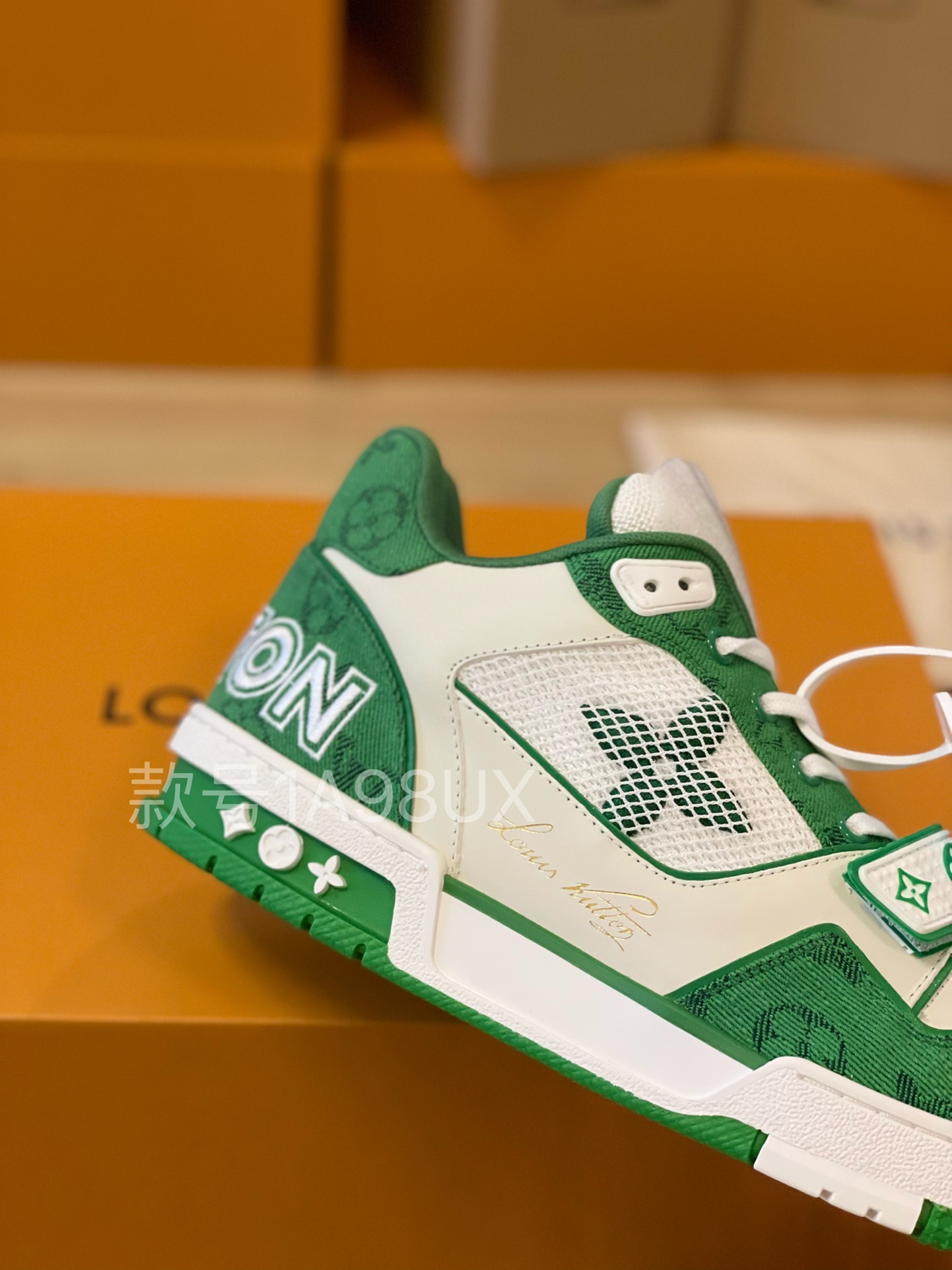 Louis Vuitton Trainer sneakers for couples, style 1A98UX