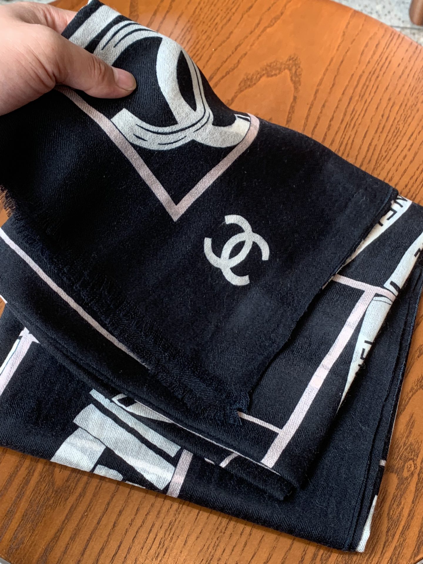 𝐂𝐡𝐚𝐧𝐞𝐥 cashmere scarf