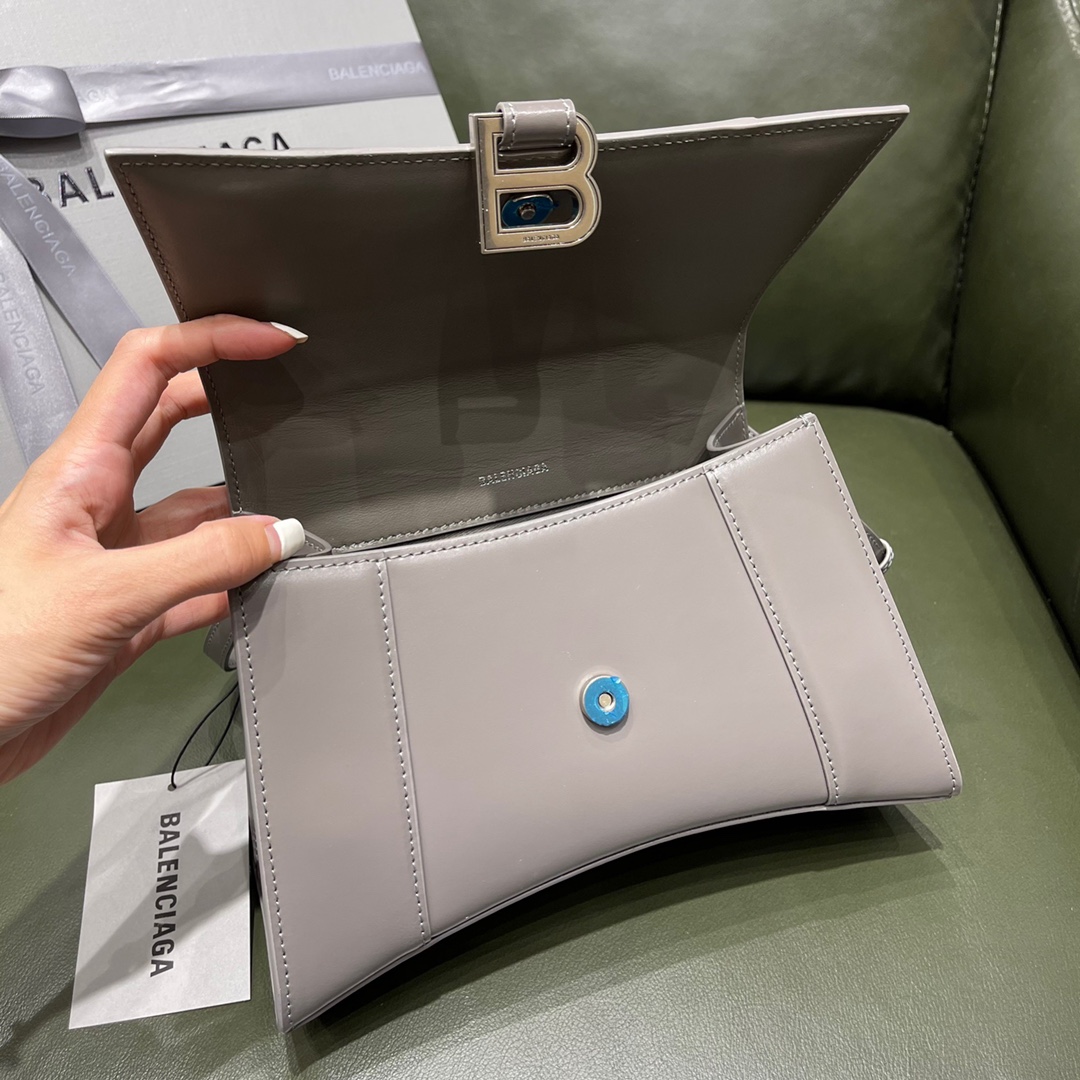 BALENCIAGA 𝐇𝐨𝐮𝐫𝐠𝐥𝐚𝐬𝐬 𝐒 The hourglass bag of the fashion world