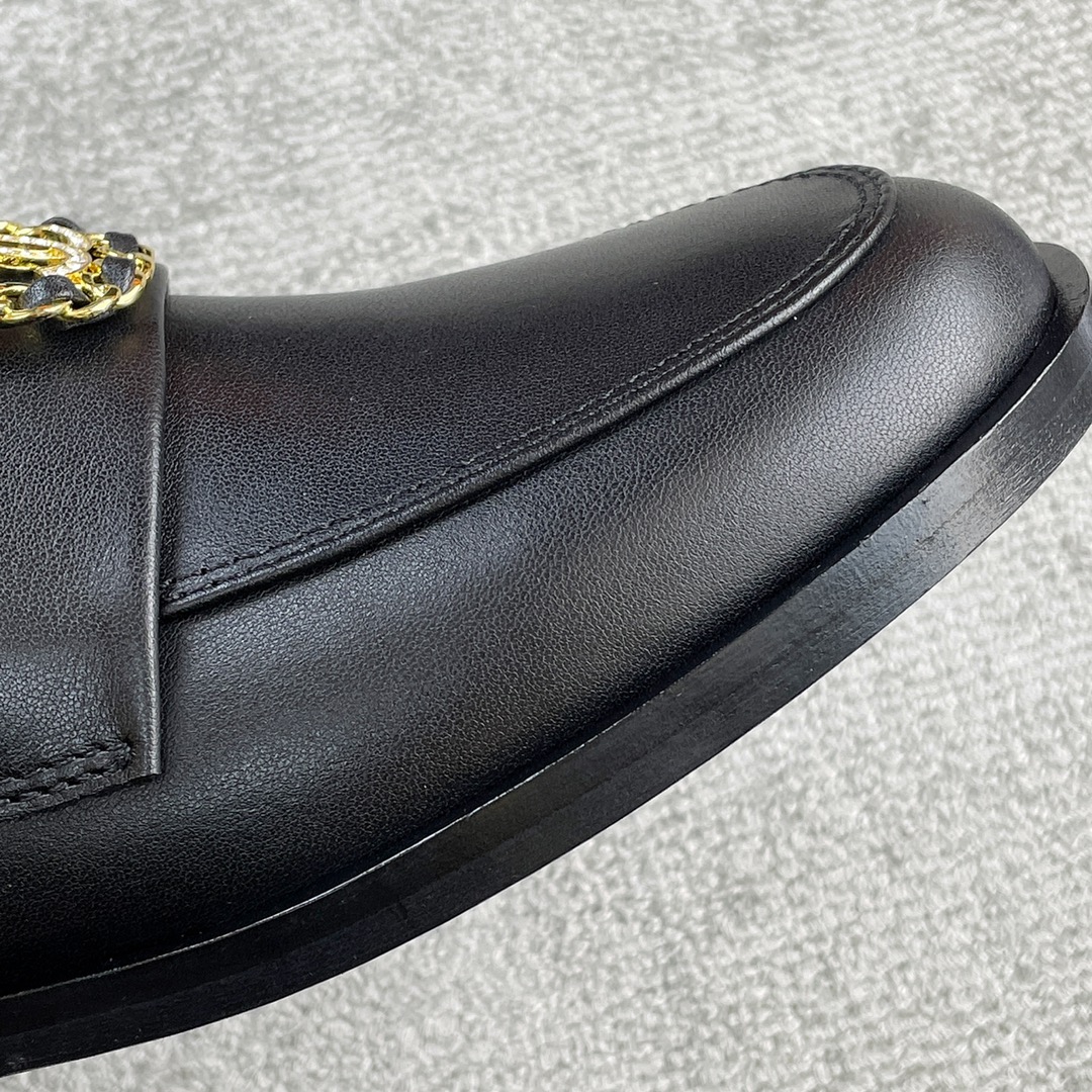 CHANEL Louboutins Simple small single shoes Lace-shaped round Logo leather outsole