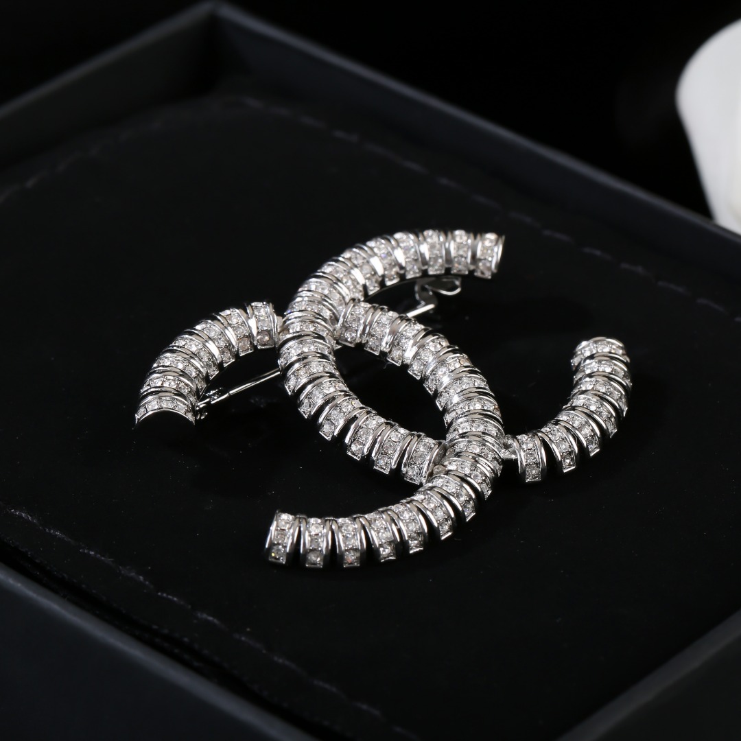 CHANEL🇫🇷Xiaoxiang's latest autumn and winter crystal brooch