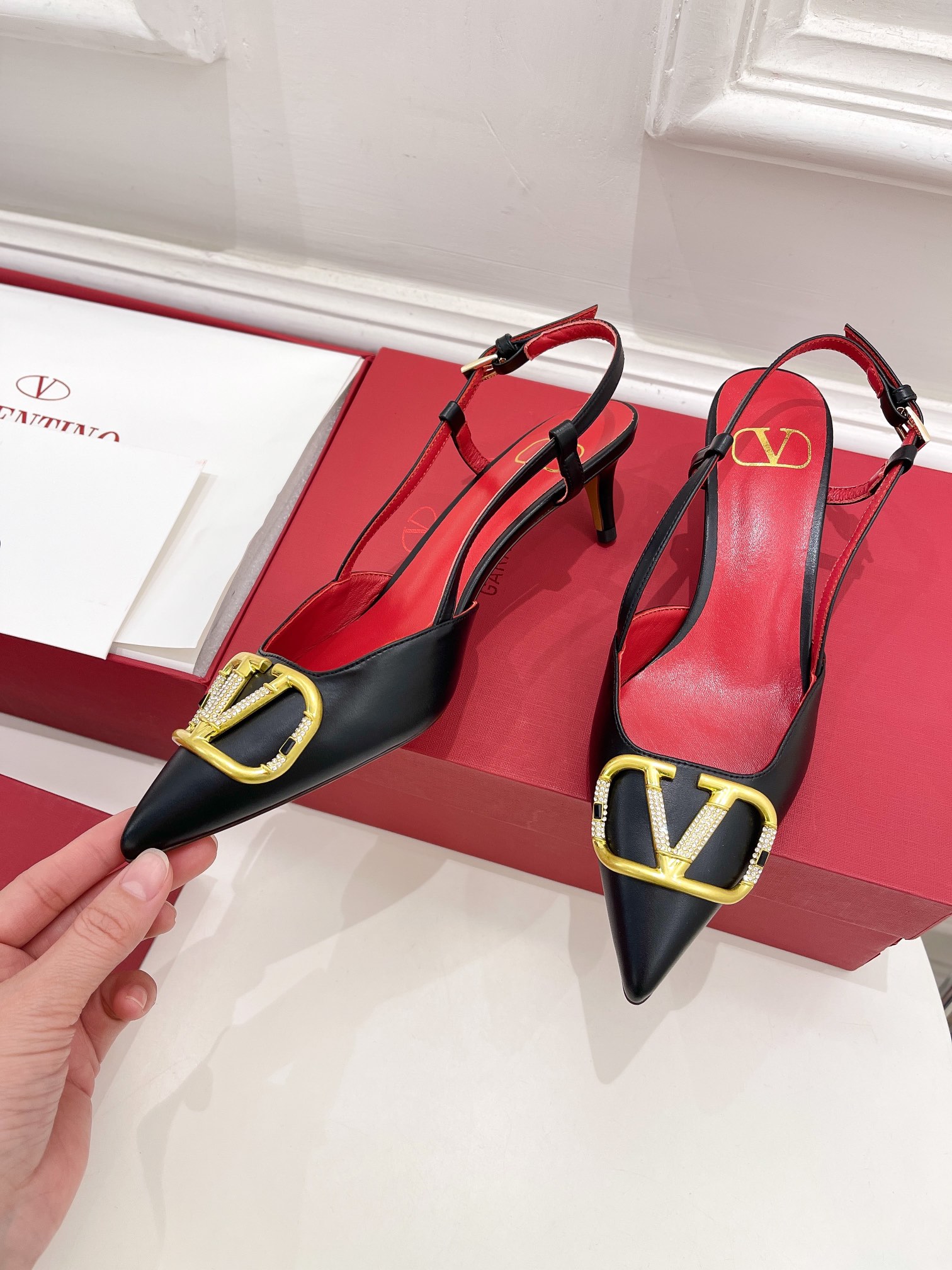 【Valentino】𝟐𝟎𝟐𝟏/𝐒𝐒 𝐧𝐞𝐰 Valentino 2022 spring and summer new large V diamond buckle high heels on the new