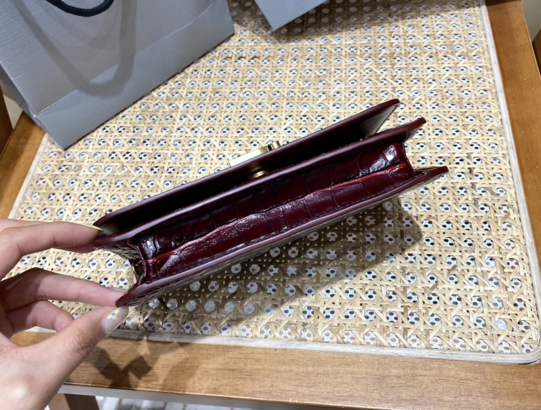 BALENCIAGA 𝘄𝗮𝗹𝗹𝗲𝘁 𝗼𝗻 𝗰𝗵𝗮𝗶𝗻 ▪️ crocodile print burgundy gold buckle