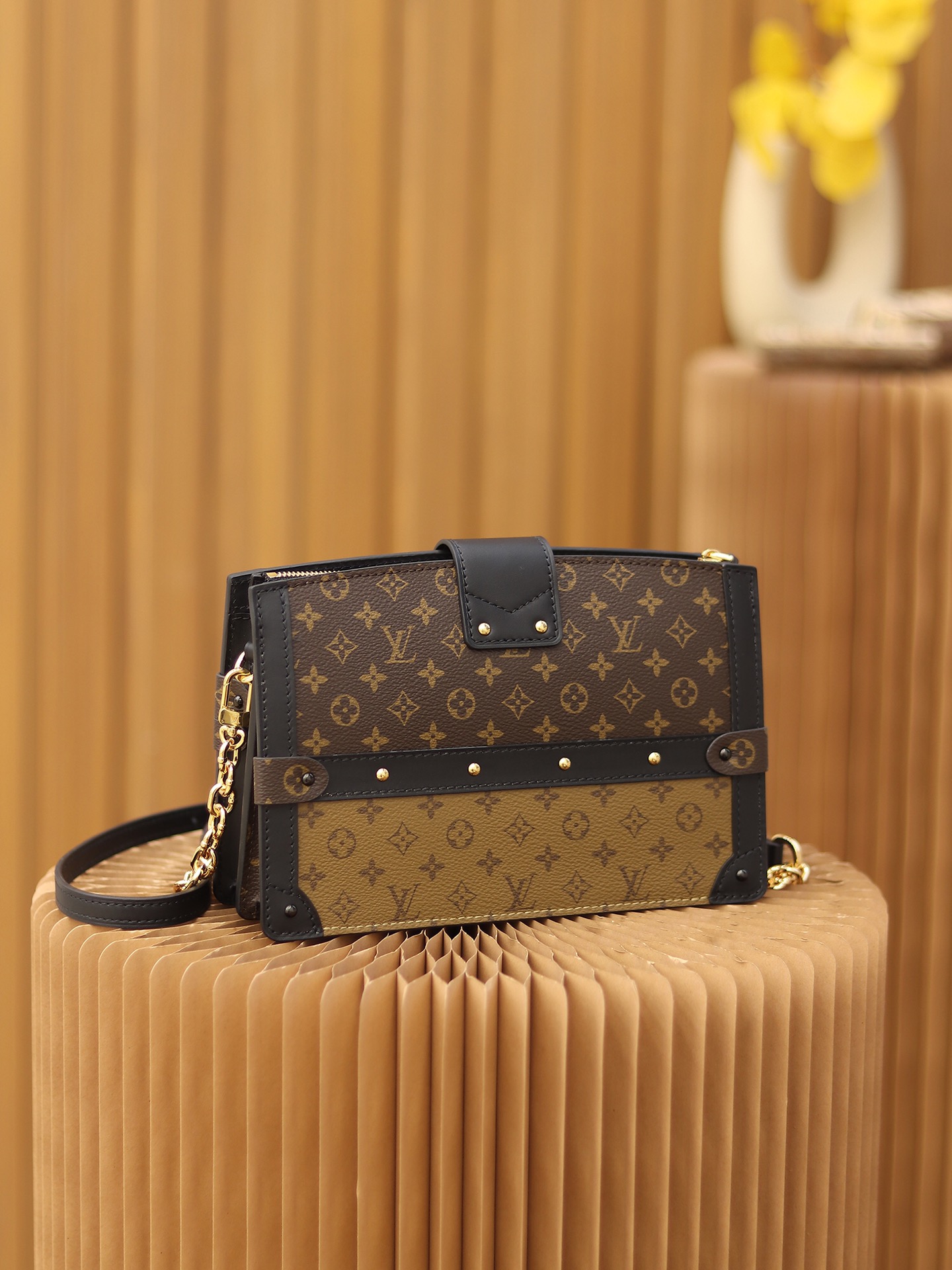 Louis Vuitton 𝙏𝙍𝙐𝙉𝙆 𝘾𝙇𝙐𝙏𝘾𝙃 soft case bag M43596