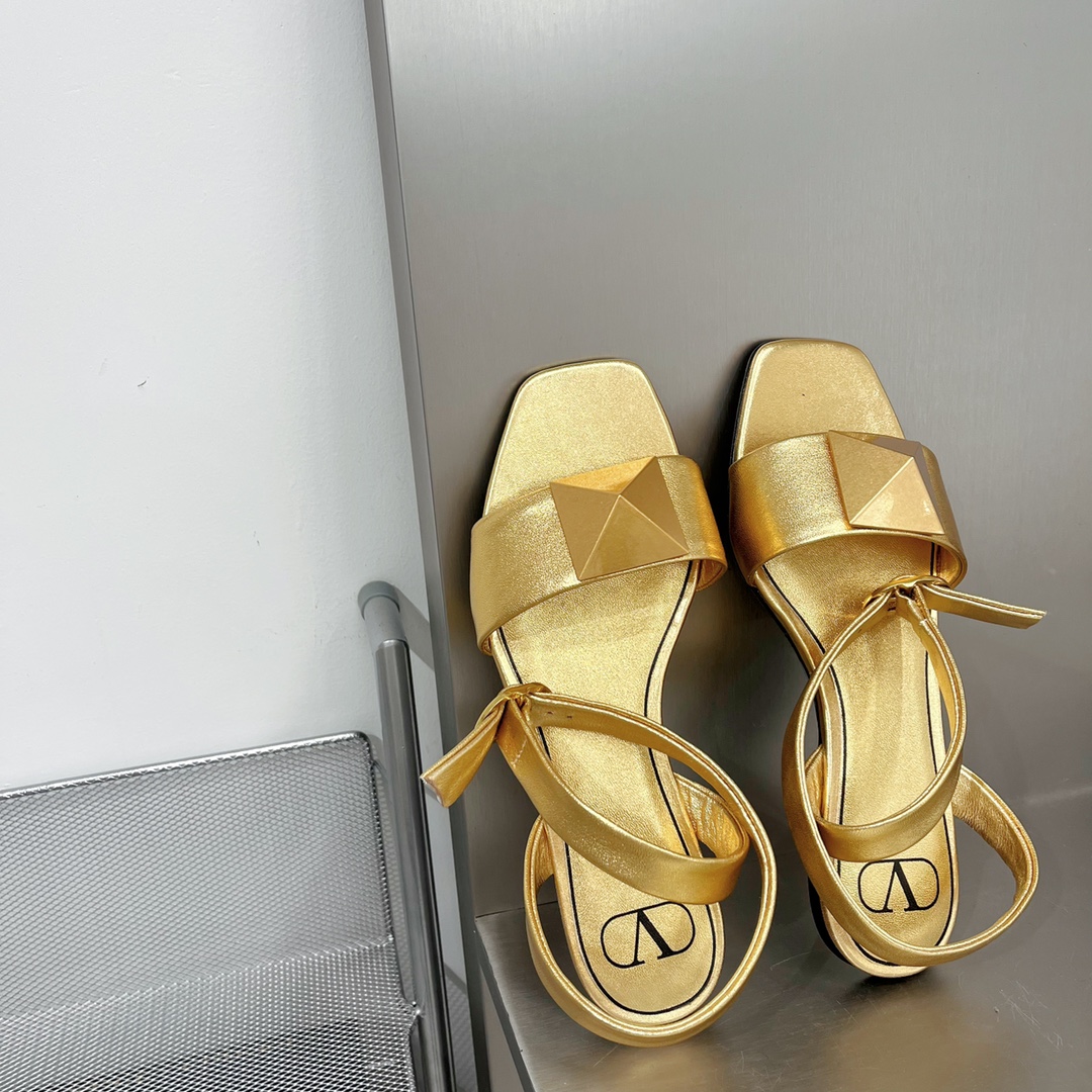 【Valentino】𝟐𝟎𝟐𝟏/𝐒𝐒 𝐧𝐞𝐰 Valentino Early Spring Collection Lace-up Sandals