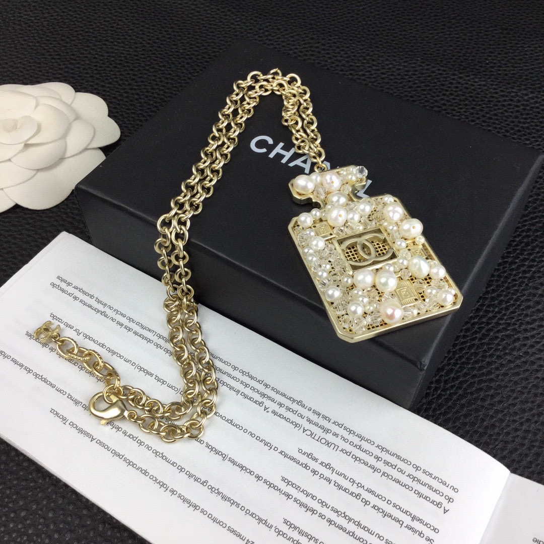 CHANEL🇫🇷Xiaoxiang Hollow Perfume Bottle Necklace