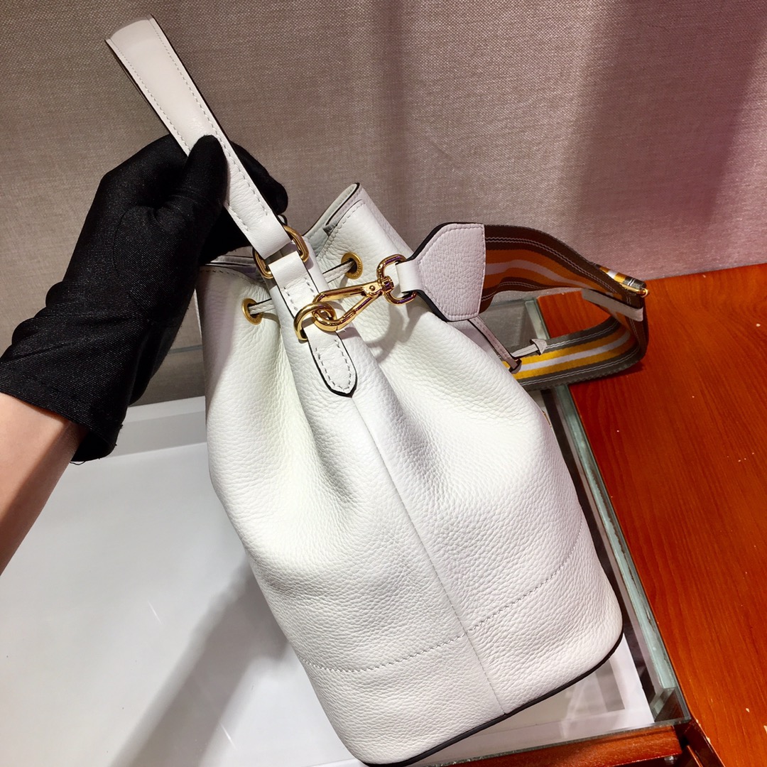 𝐏𝐑𝐀𝐃𝐀 Bucket bag 1BE018