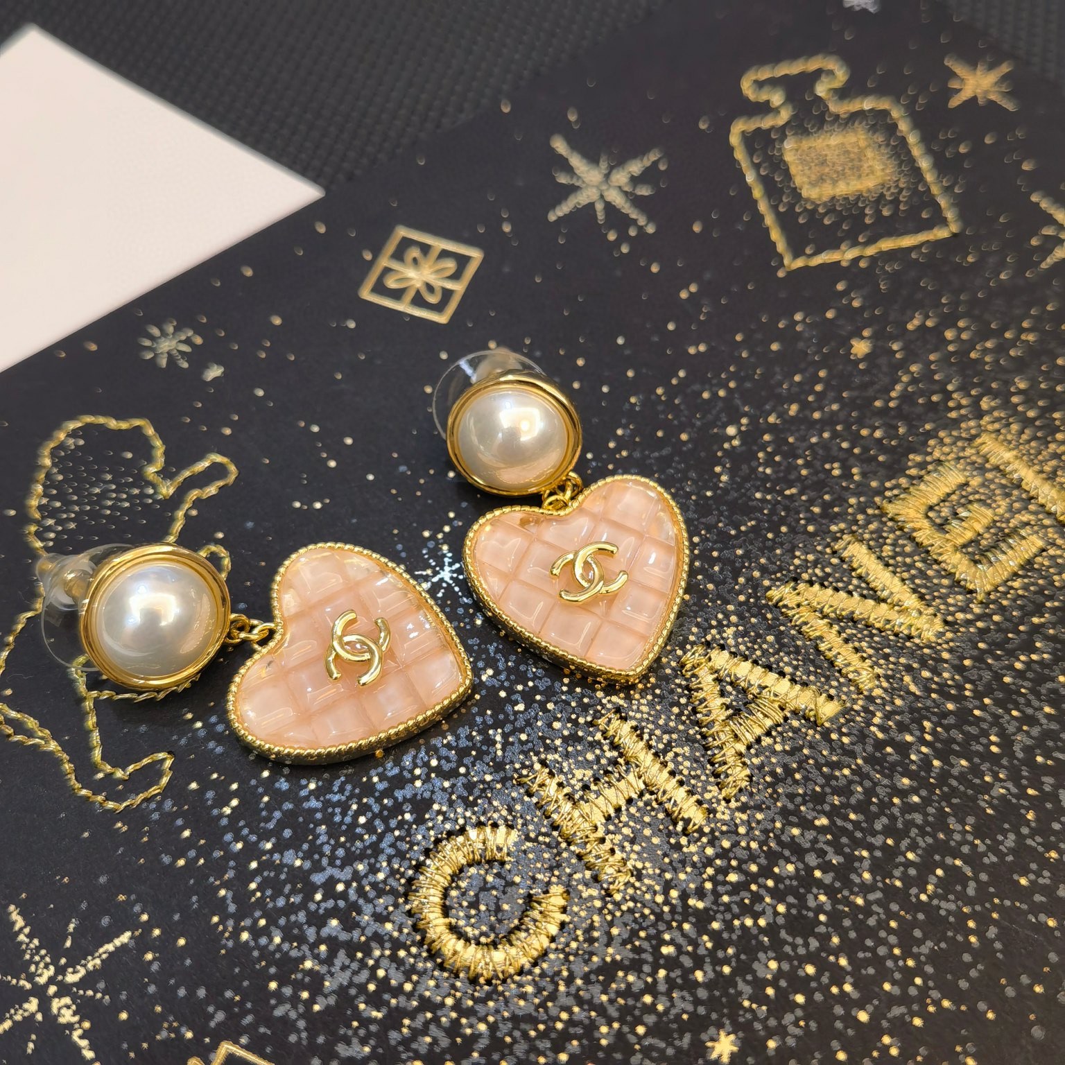 CHANEL🇫🇷Xiaoxiang pink crystal letter love pearl crystal diamond letter earrings