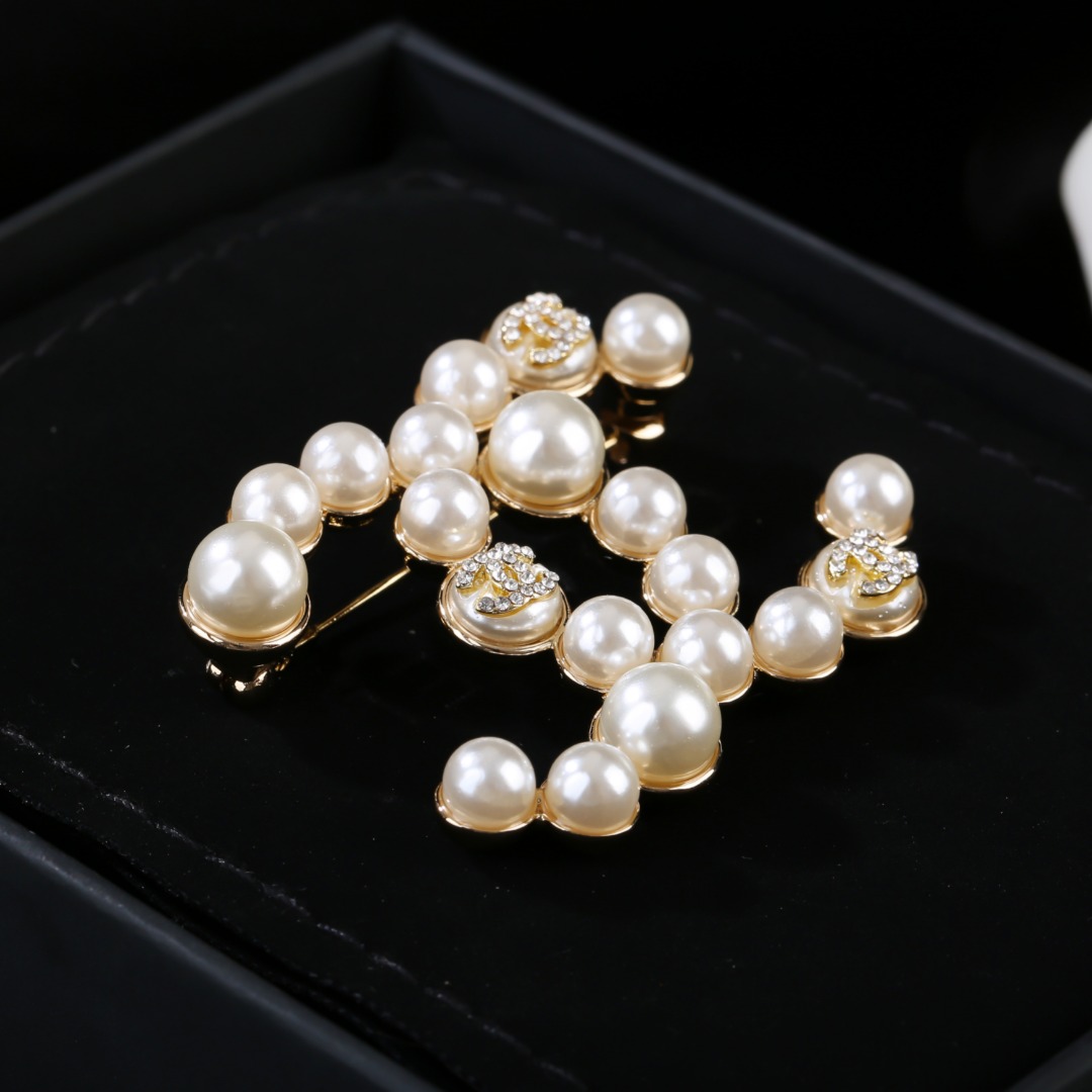 CHANEL🇫🇷Xiaoxiang's latest autumn and winter pearl crystal brooch