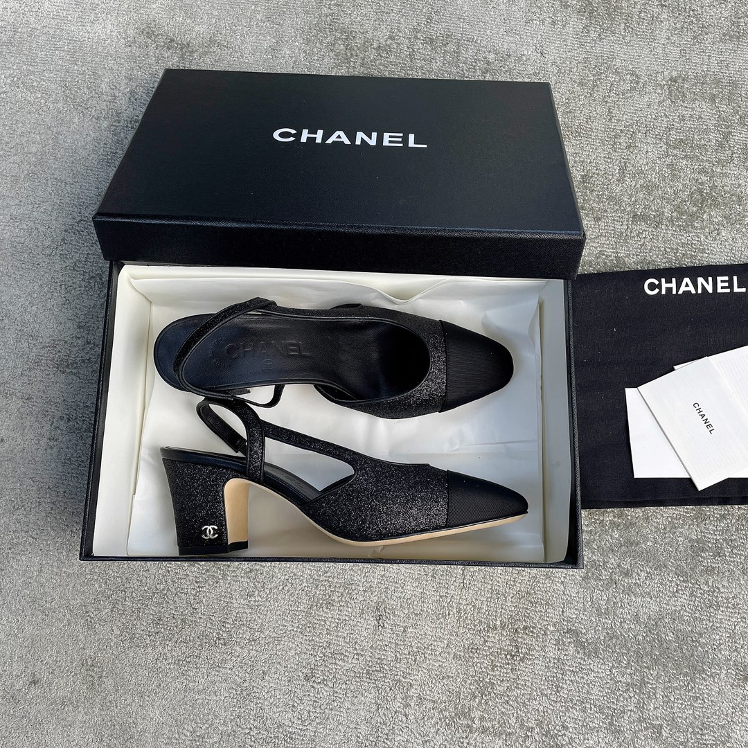 CHANEL especially popular color blocking single shoes continue the classic Chanel characteristics