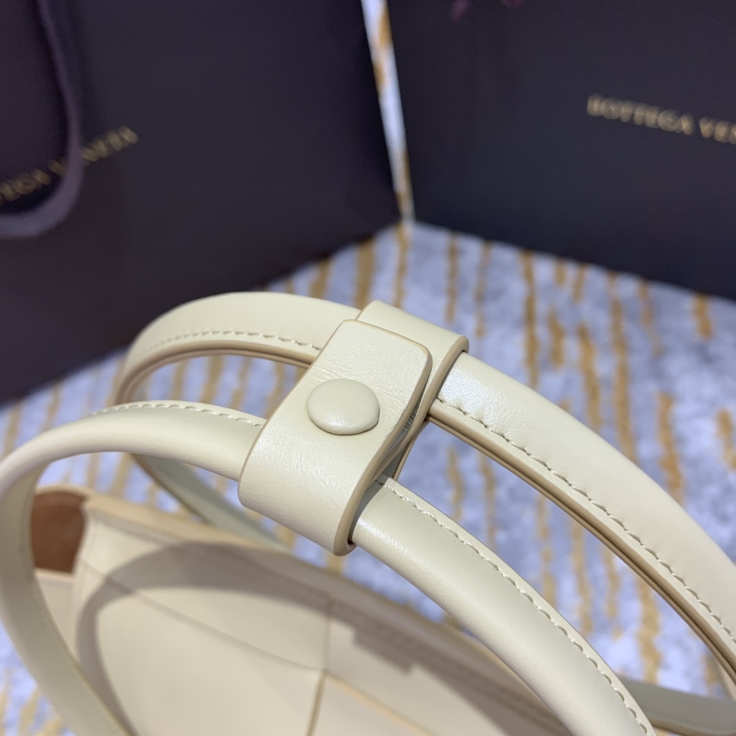 Bottega Veneta  ARCO  #600606