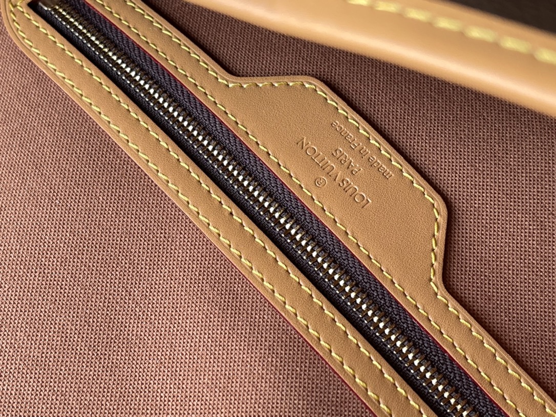 𝐋𝐎𝐔𝐈𝐒 𝐕𝐔𝐈𝐓𝐓𝐎𝐍    M42247