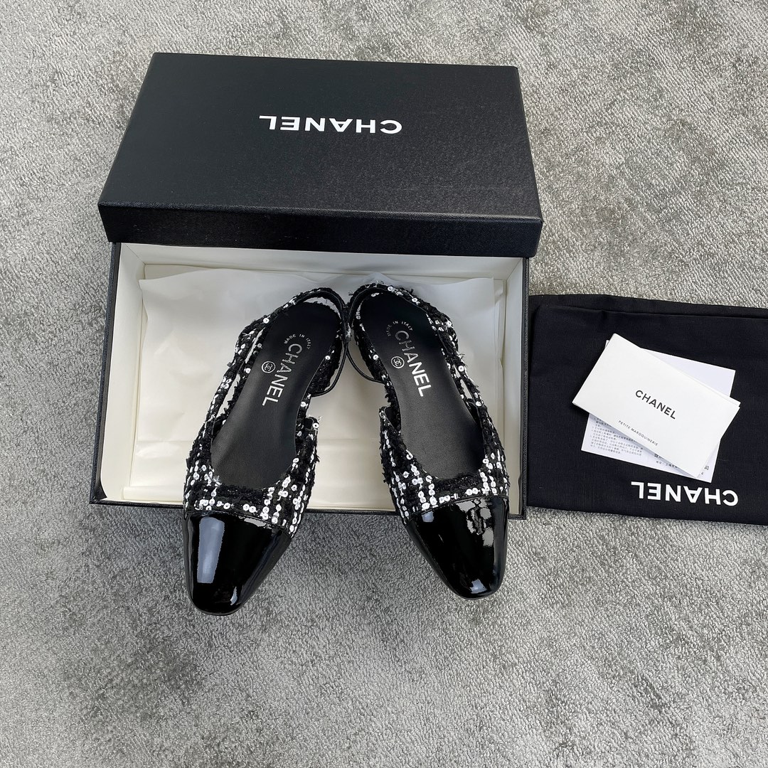 CHANEL especially popular color blocking single shoes continue the classic Chanel characteristics