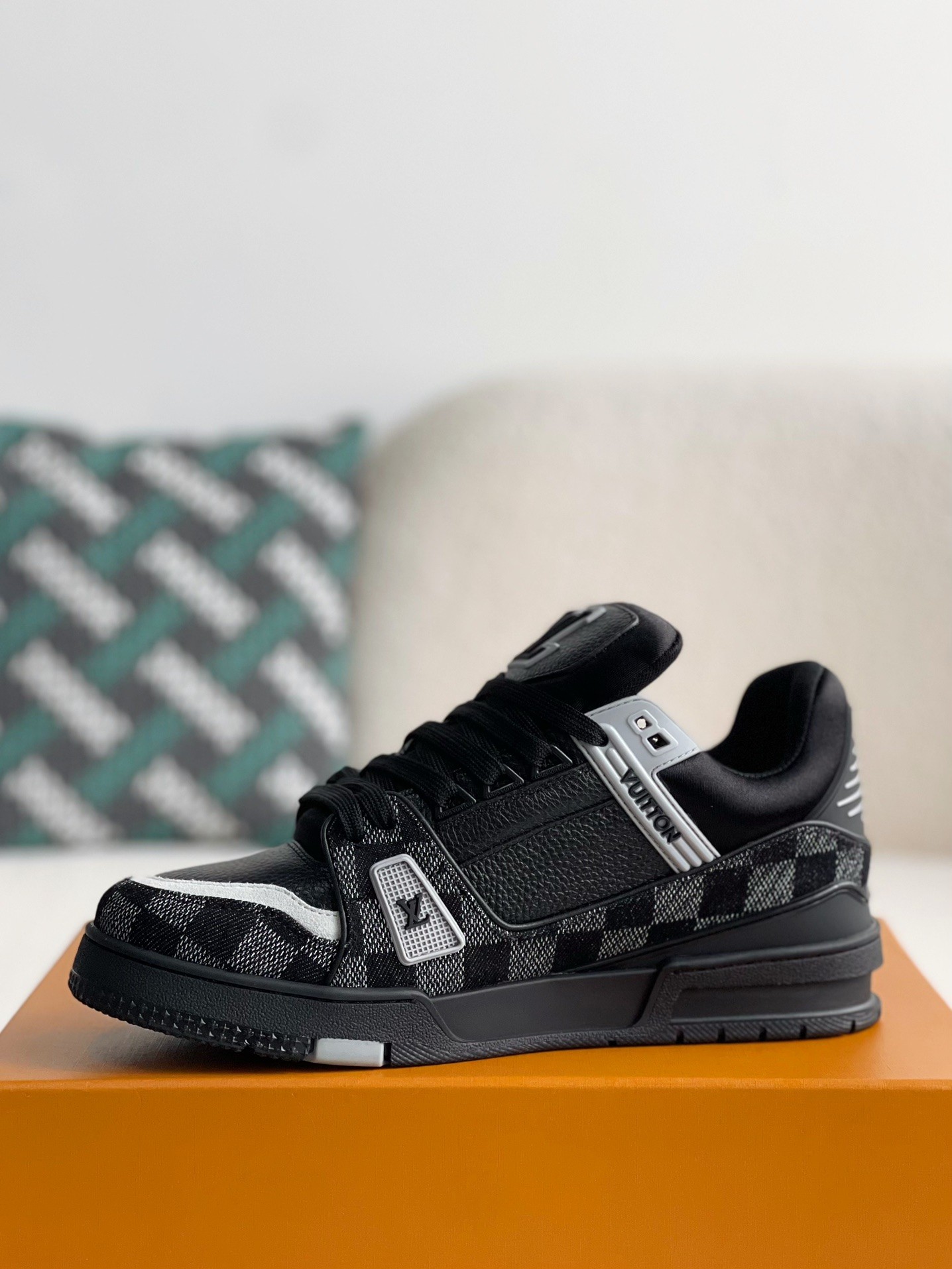 LOUIS VUITTON SNEAKERS