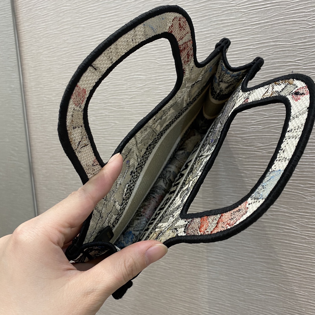 mini Tote's latest moonflower collection for early spring