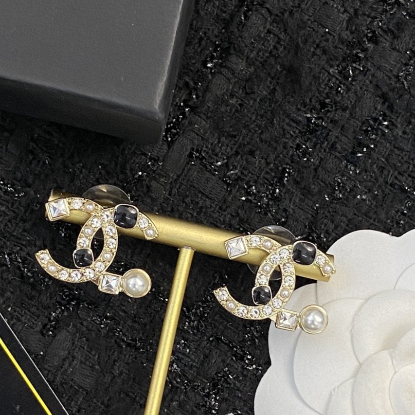 CHANEL🇫🇷Xiaoxiang Swarovski Pearl Diamond Alphabet Stud Earrings