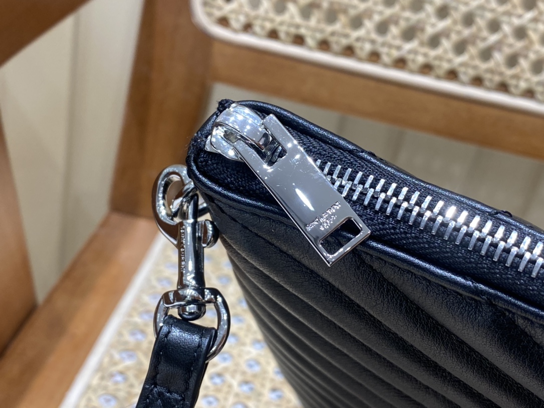 SAINT LAURENT 𝑴𝒐𝒏𝒐𝒈𝒓𝒂𝒎 𝑾𝒐𝒄  #440222