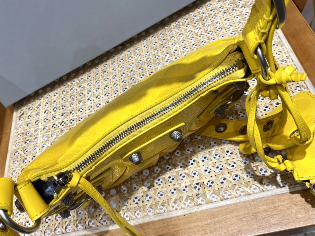 BALENCIAGA 𝐋𝐞 𝐂𝐚𝐠𝐨𝐥𝐞 Moon Bag