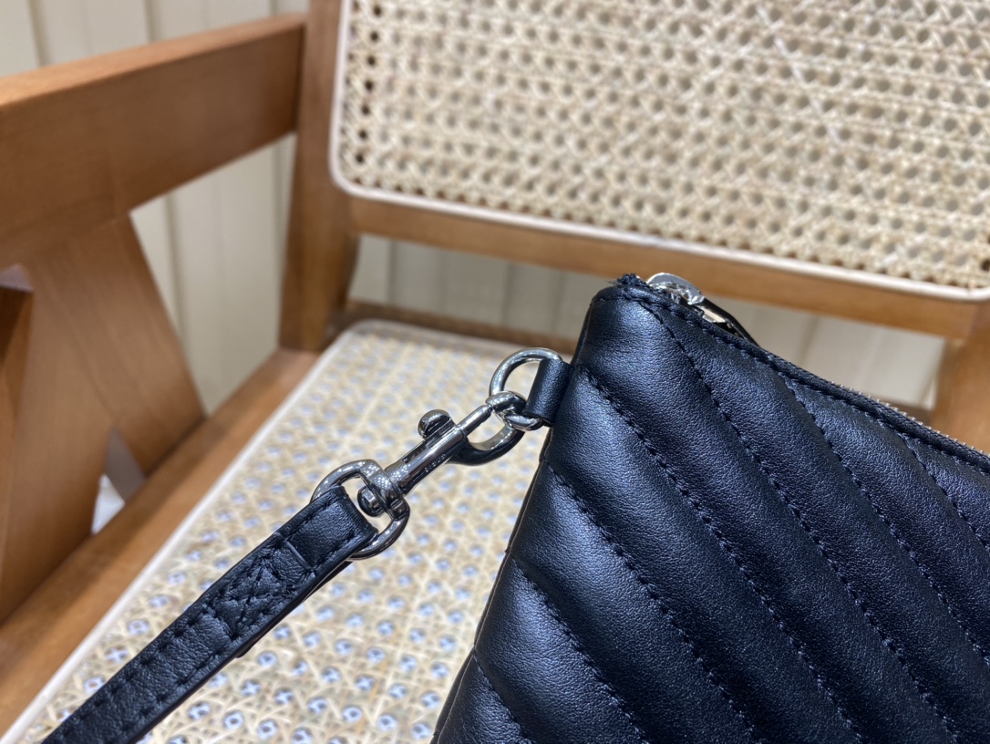 SAINT LAURENT 𝑴𝒐𝒏𝒐𝒈𝒓𝒂𝒎 𝑾𝒐𝒄  #379039