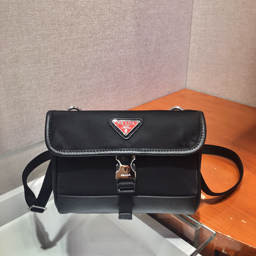 𝐏𝐑𝐀𝐃𝐀𝐀 Mini shape messenger bag