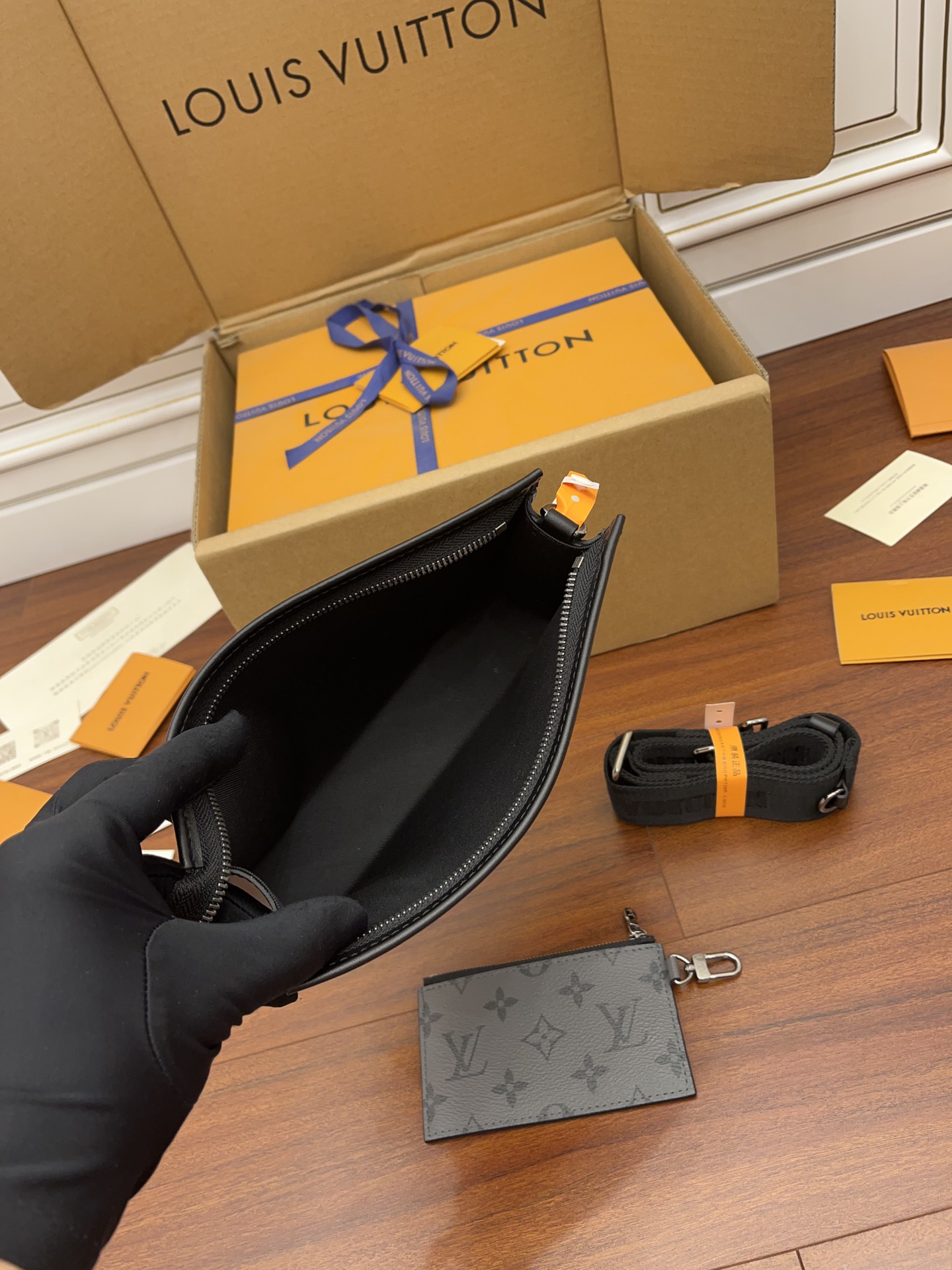 Louis Vuitton M81124