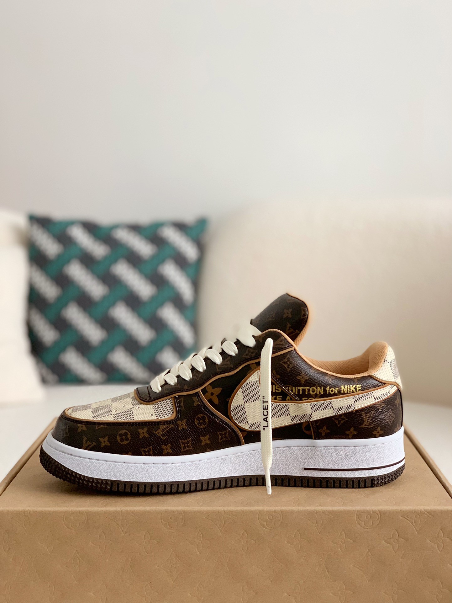 LOUIS VUITTON × NIKE AIR FORCE 1 Sneaker