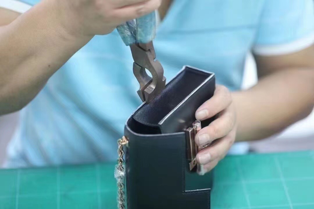 Hermes bag making process：Many special packages need to be completed by customization For example, H
