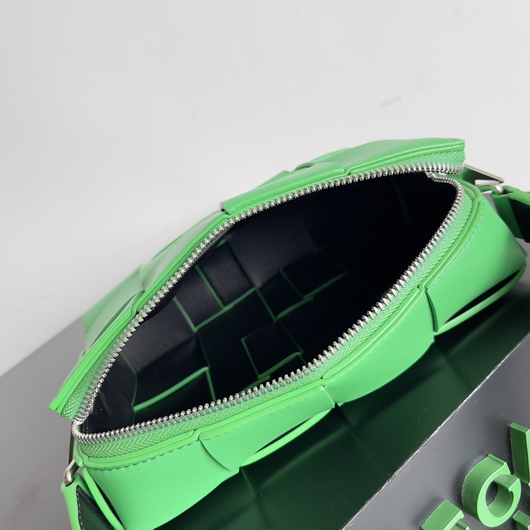 Bottega Veneta BV Men's Camera Bag Parrot Green with Black #730027