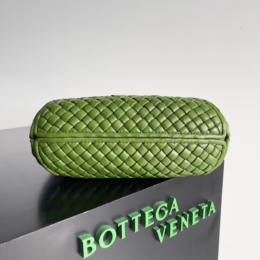 Bottega Veneta Clicker Rounded Bag Small Green Pepper Green #730968