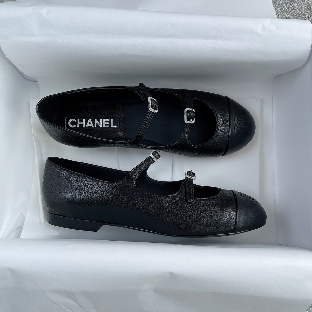 CHANEL Xiao Xiang's new double strap ballet shoes above the buckle on the small diamonds of the delicate shine