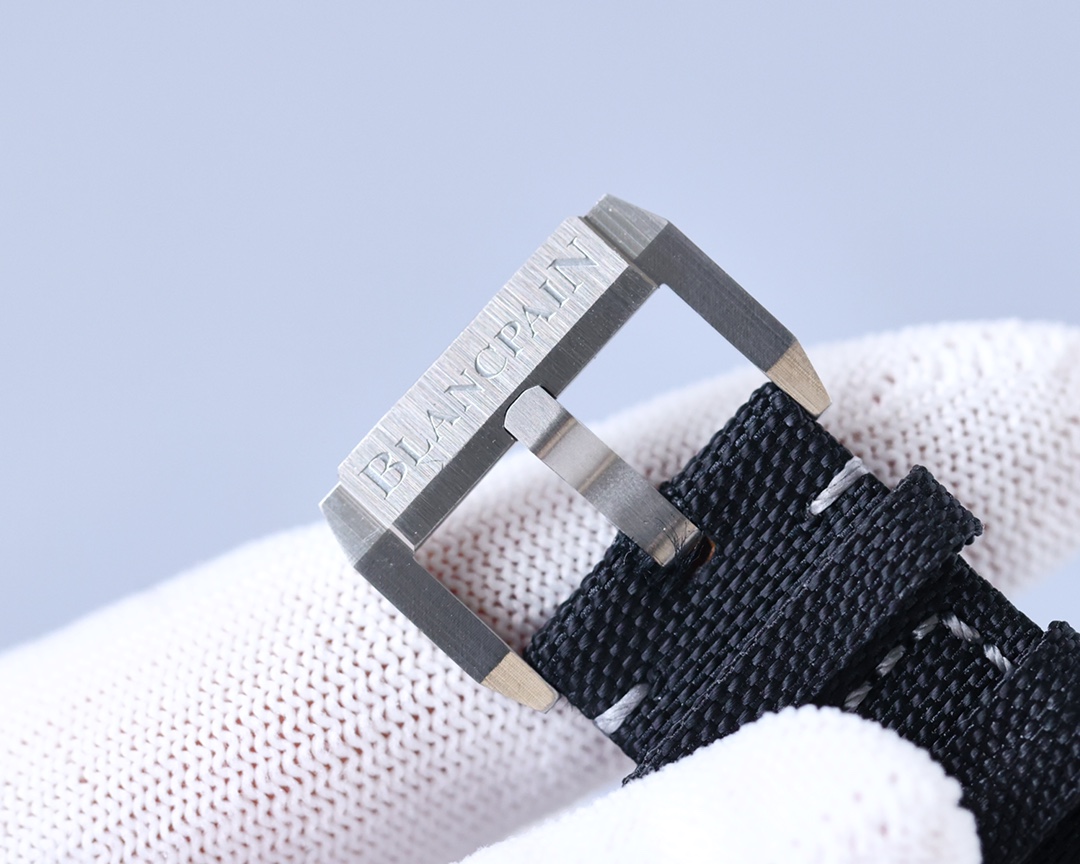 Blancpain - This functional watch comes from the classic Blancpain collection