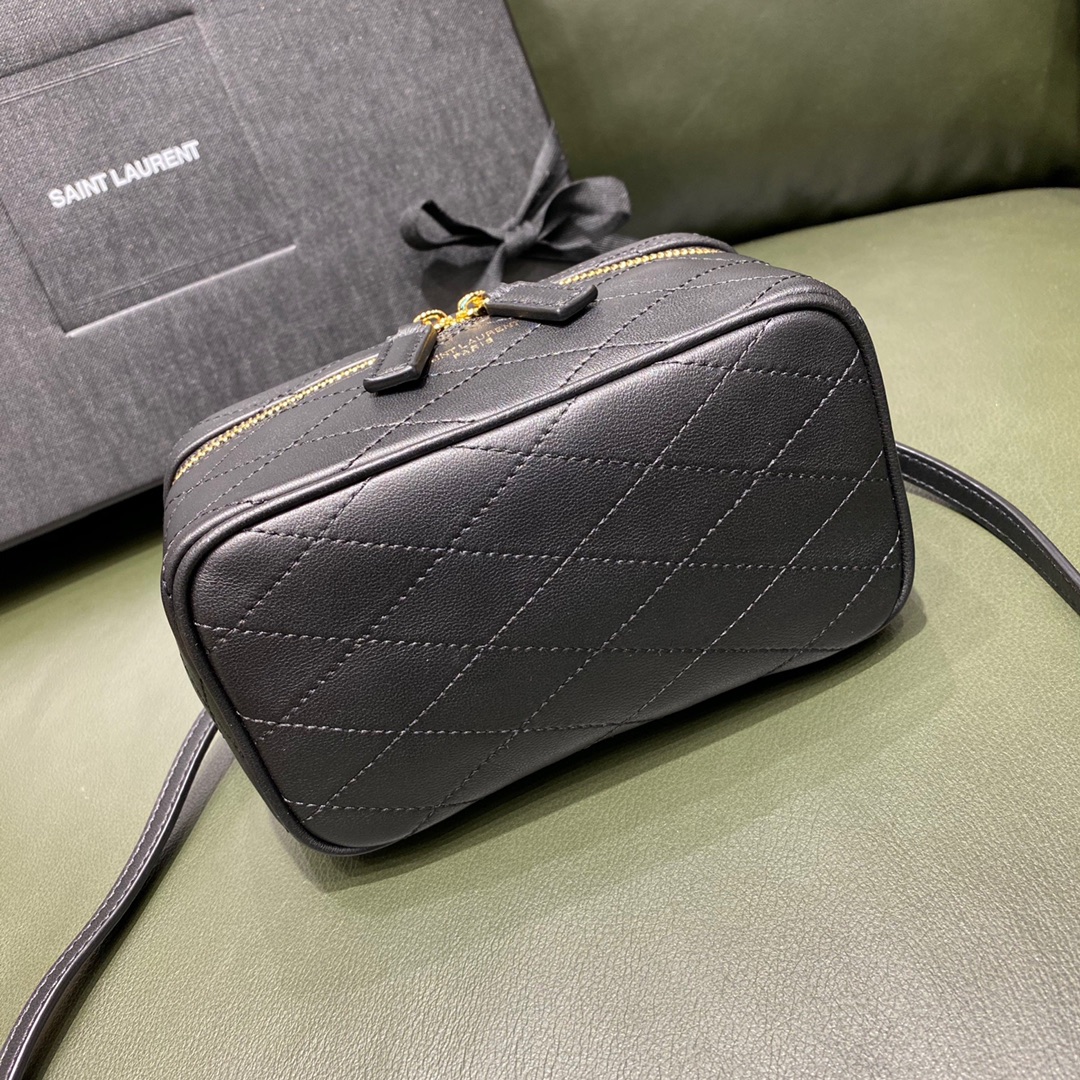 SAINT LAURENT  𝙑𝙖𝙣𝙞𝙩𝙮 𝘾  #669560.JD