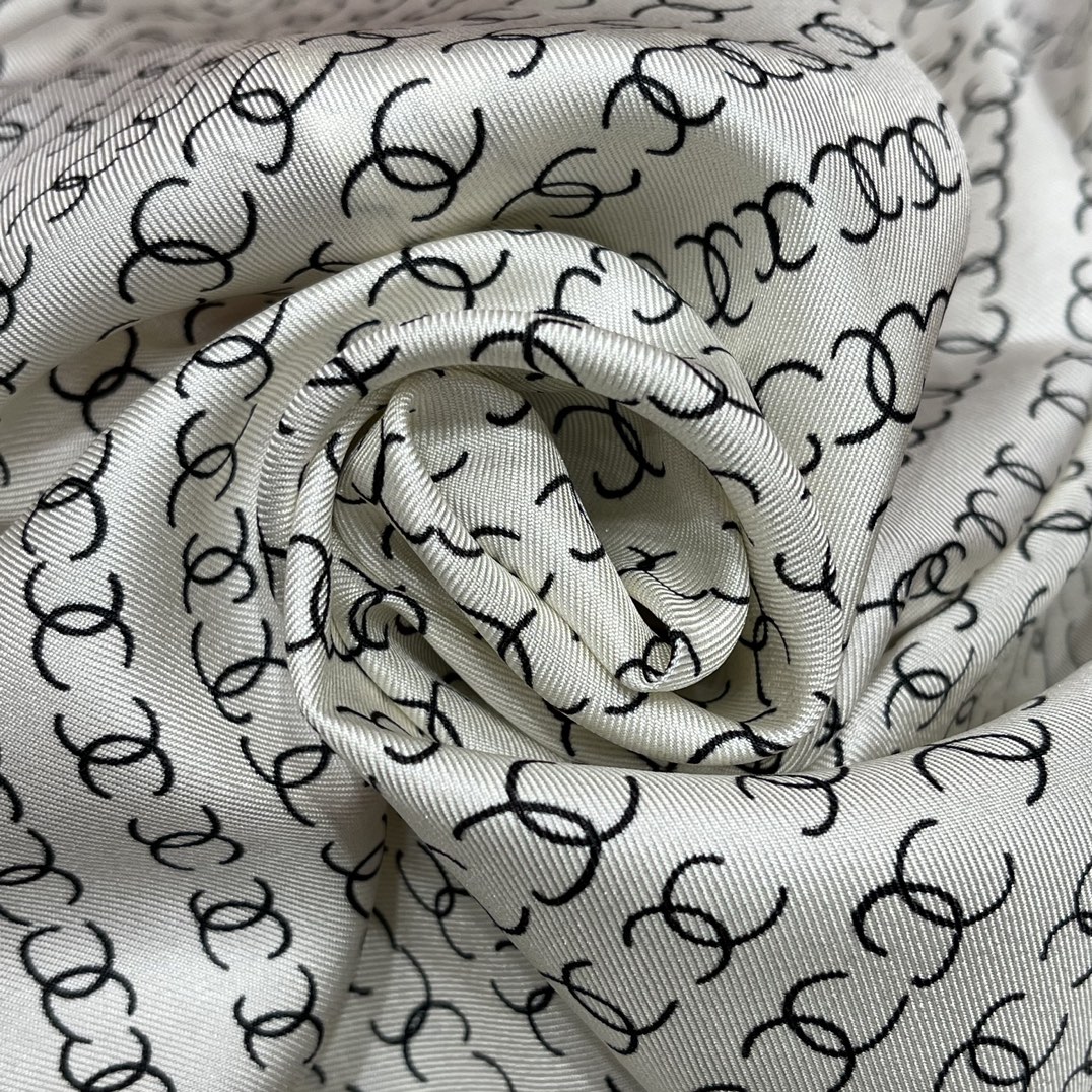 𝐂𝐡𝐚𝐧𝐞𝐥 Combination of square scarf ➕ hair band