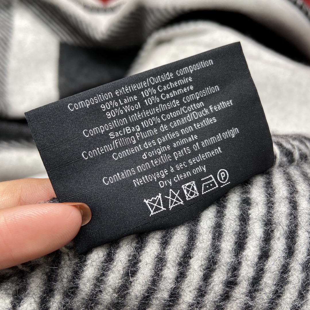 𝐂𝐡𝐚𝐧𝐞𝐥 [Black and gray - blanket]