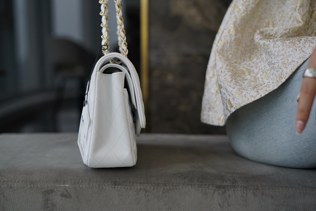 𝐂𝐇𝐀𝐍𝐄𝐋 Classic Flap France 🇫🇷 𝐇𝐚𝐚𝐬 Original Caviar 🐂 Original Lychee Pattern 🐂 Medium Size 🖤White