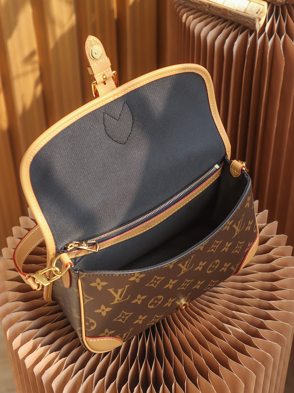 Louis Vuitton 𝐃𝐈𝐀𝐍𝐄 explosion series baguette bag #M45985#