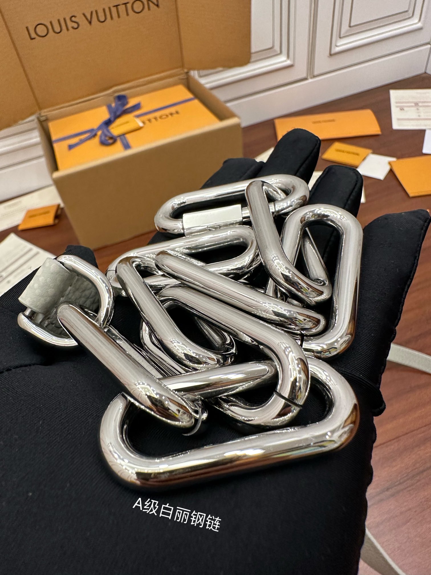 Louis Vuitton M81606