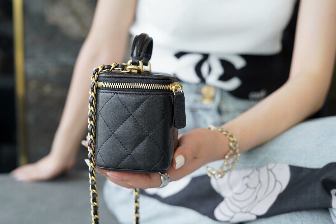 𝗖𝗛𝗔𝗡𝗘𝗟 Spring/Summer 2021 New 𝑴𝒊𝒏𝒊 Box Bag Black