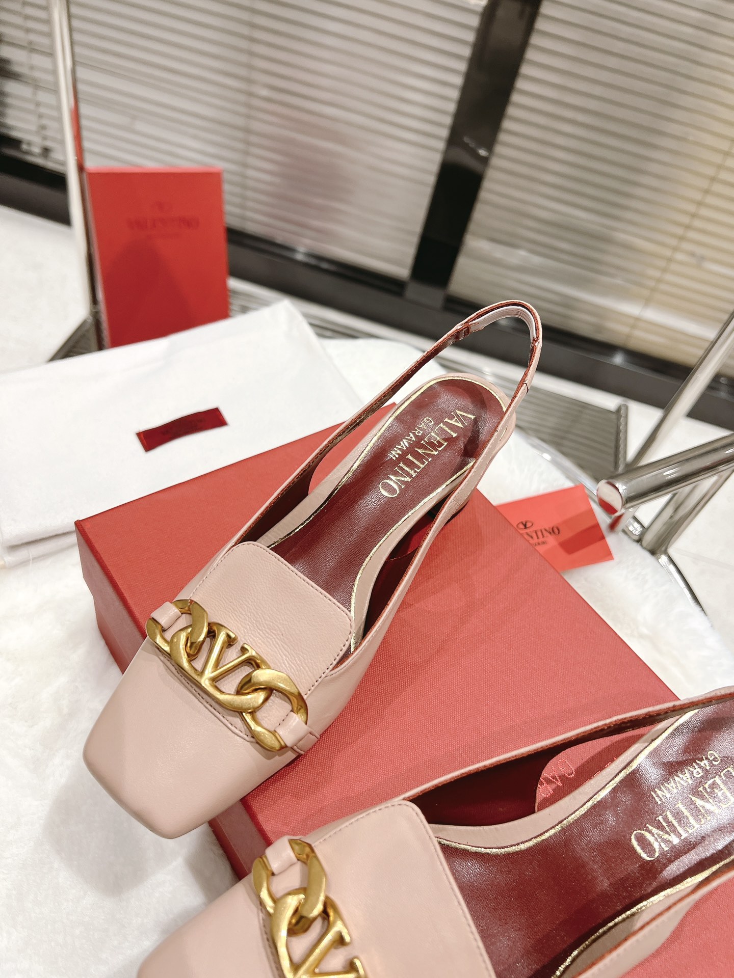 【Valentino】𝟐𝟎𝟐𝟏/𝐒𝐒 𝐧𝐞𝐰  Valentino fabric patent leather lining sheepskin sole cowhide