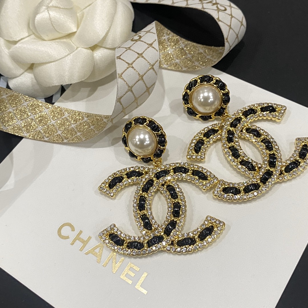 CHANEL🇫🇷Xiaoxiang Swarovski crystal diamond leather string letter pearl earrings earrings