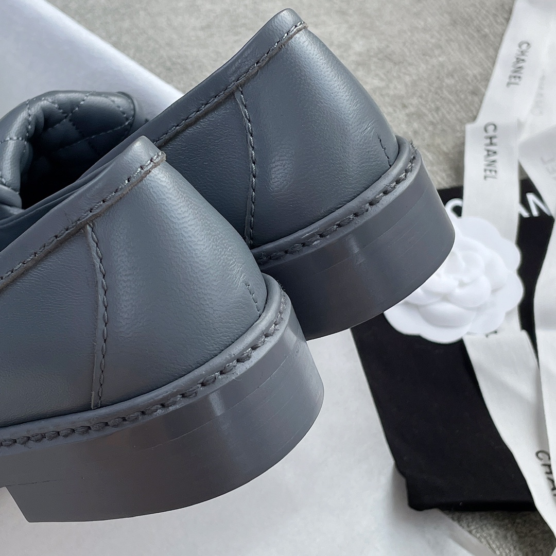 CHANEL a little retro with a flip-flop design through the dye leather sole