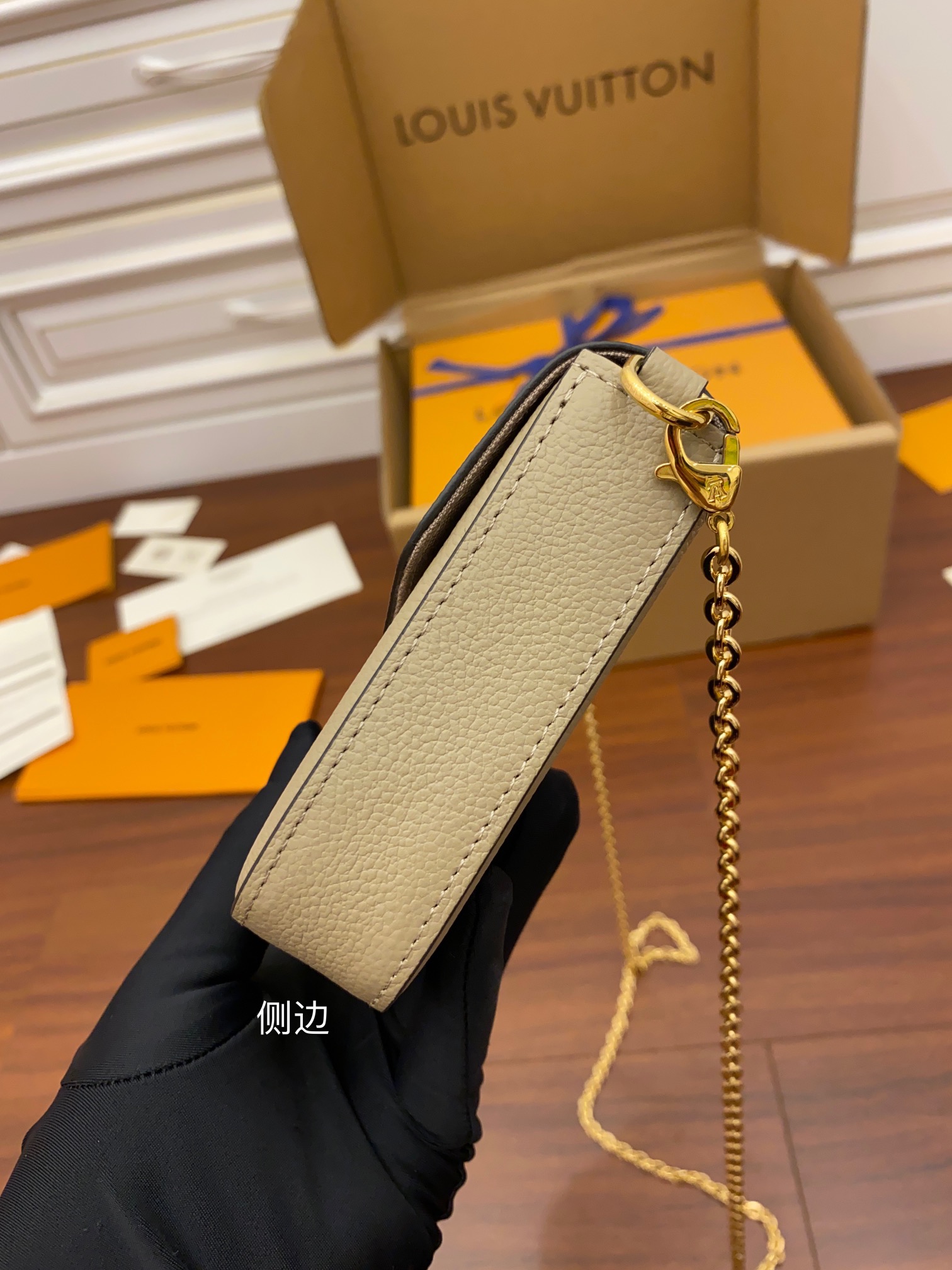 Louis Vuitton M69977