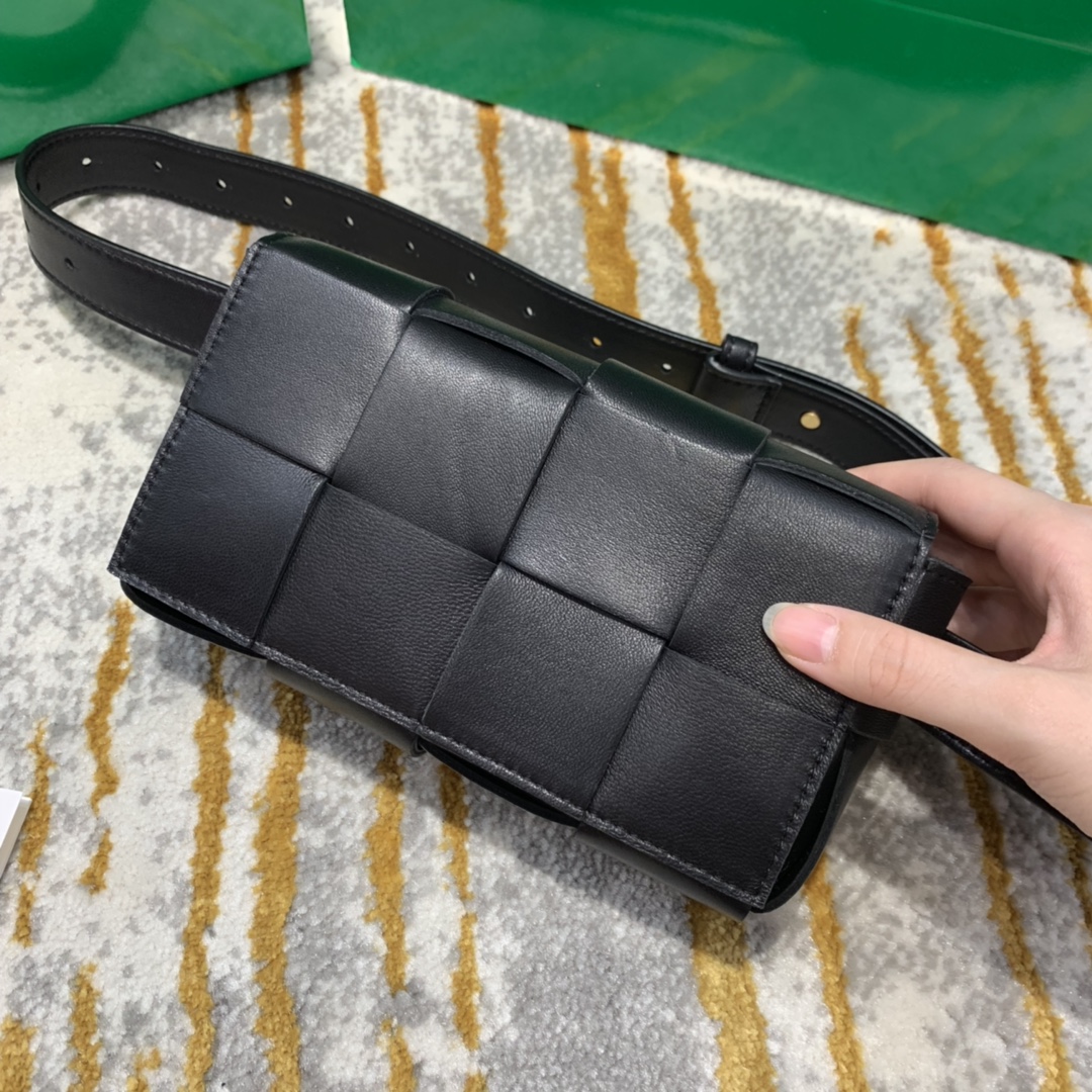 Bottega Veneta  𝗧𝗛𝗘 𝗕𝗘𝗟𝗧 𝗖𝗔𝗦𝗦𝗘𝗧𝗧𝗘 # 639367