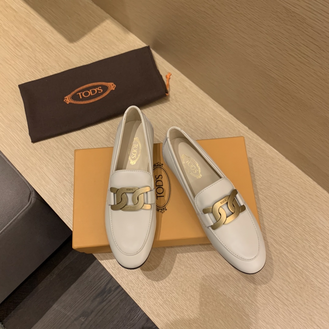 TODS | 𝟐𝟎𝟐𝟏/𝐒𝐒 𝐧𝐞𝐰 Gives a more stable feel This design has a bit of a vintage vibe