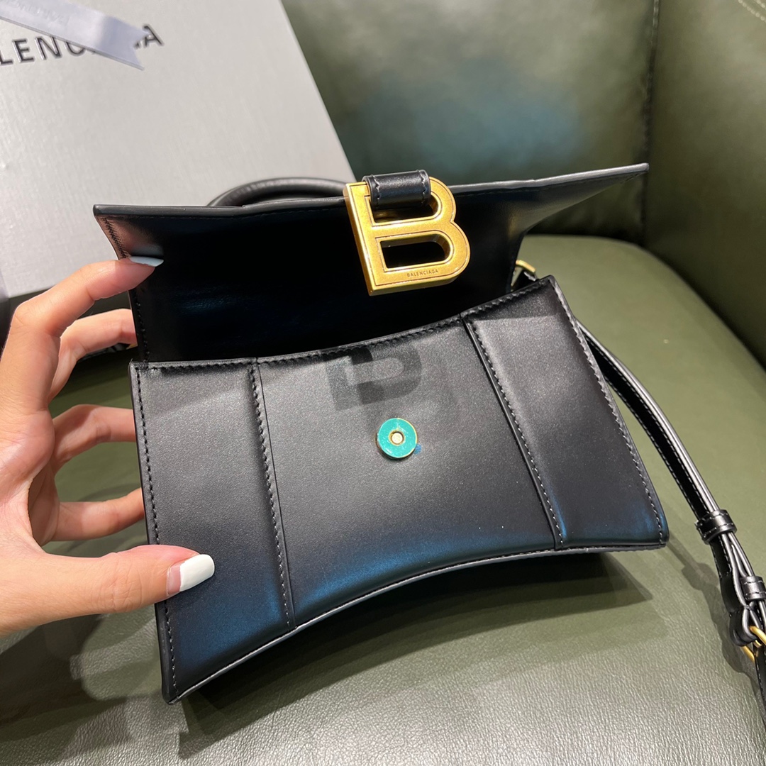 BALENCIAGA 𝐇𝐨𝐮𝐫𝐠𝐥𝐚𝐬𝐬 𝐗𝐒 The hourglass bag of the fashion world