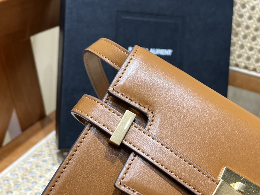 SAINT LAURENT【𝙈𝙖𝙣𝙝𝙖𝙩𝙩𝙖𝙣 𝟮𝟰𝙘𝙢】675626.Jd