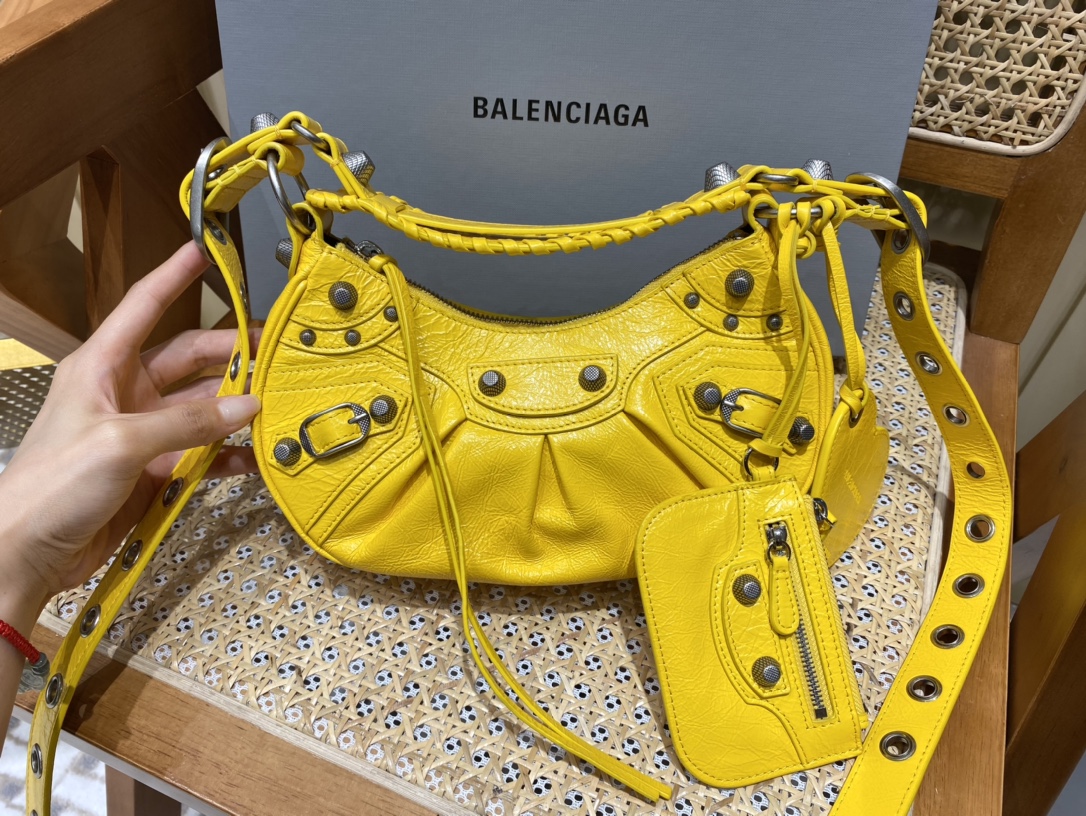 BALENCIAGA 𝐋𝐞 𝐂𝐚𝐠𝐨𝐥𝐞 Moon Bag